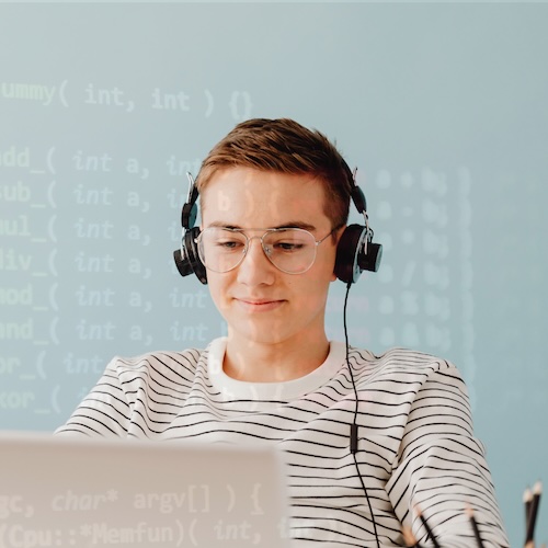 high school student attending computer science and programming online class